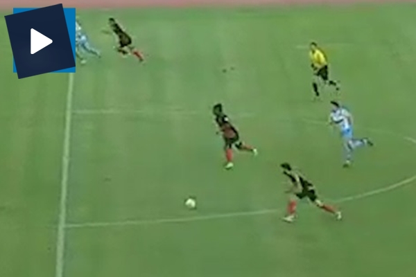 Orta sahadan kaleciyi böyle avladı!