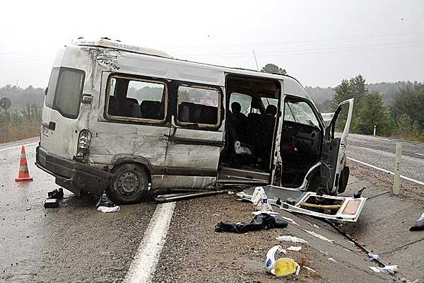 İşçi servisi devrildi: 16 yaralı