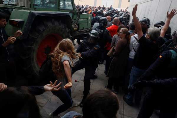 İspanya karıştı... Katalanlara müdahale başladı