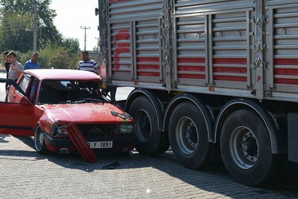 Muğla'da polisten kaçan sürücü kamyonun altına girdi