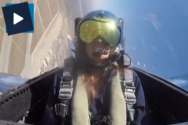 Kadın pilot kokpitte bir anda bayıldı!