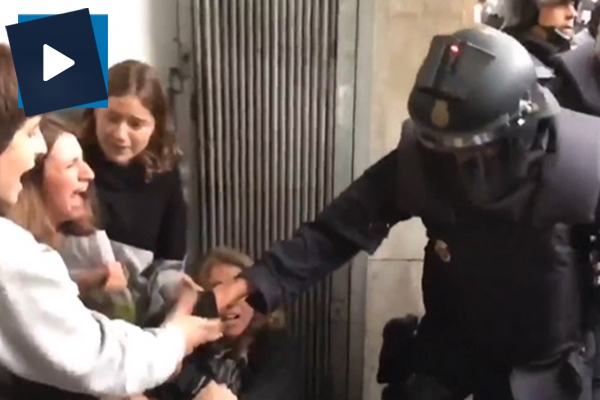 Polis ve Katalonlar arasında arbede çıktı, polis hiç acımadı
