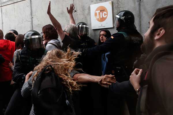 Katalonya'da gergin referandum