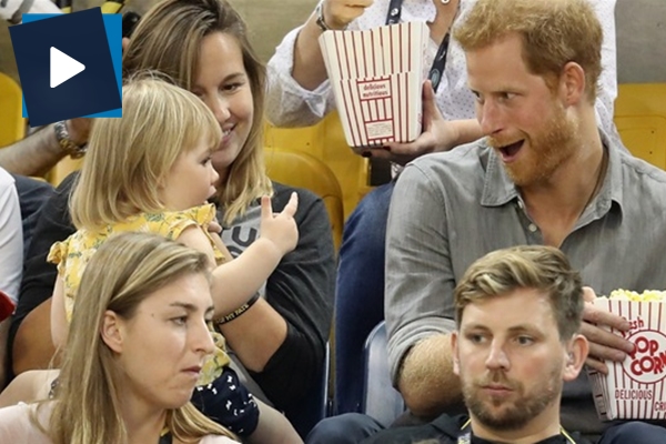 Küçük kız, Prensin mısırını böyle aşırdı