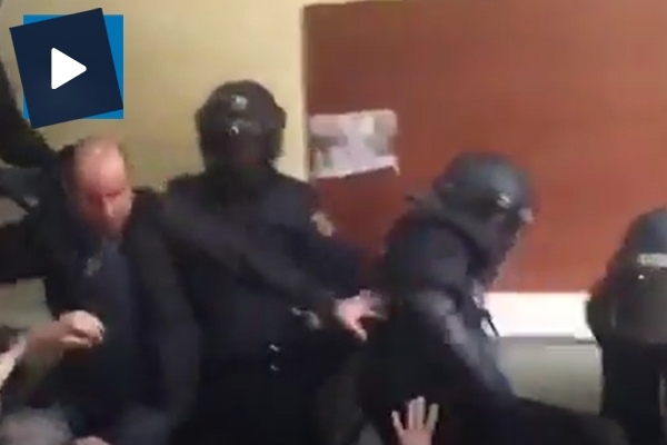 İspanyol polisinin uçan tekmesi kameraya takıldı