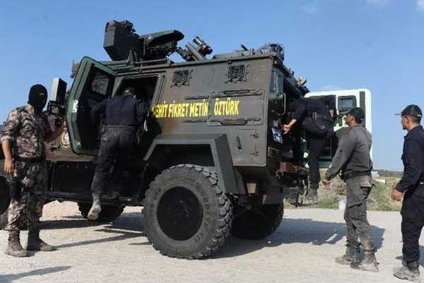 Özel harekat polisleri kaza yaptı