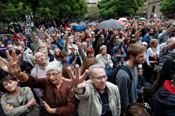 Katalonya meydanlarında 'Rabia' benzeri işaret
