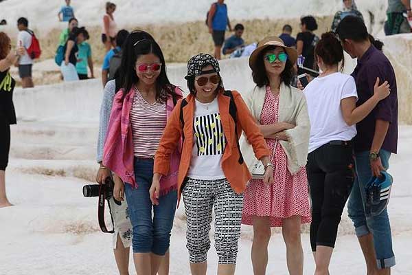 Pamukkale'de Çinli turist yoğunluğu yaşanıyor