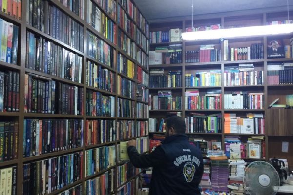 İstanbul'un 15 ilçesinde korsan kitap operasyonu: 30 kişi gözaltına alındı
