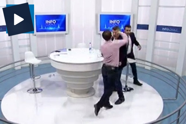 Kosova milletvekilleri canlı yayında yumruklaştı