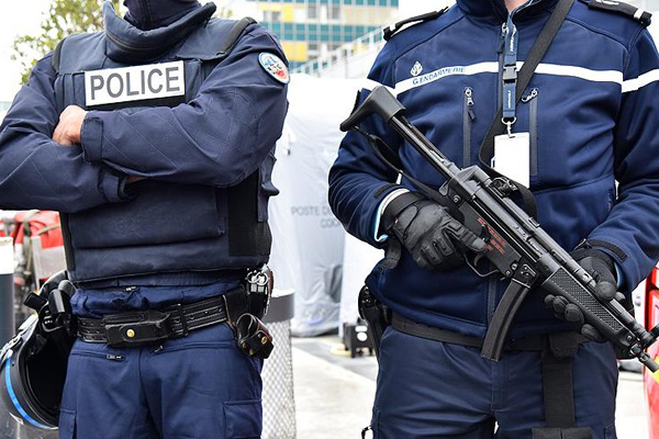 Fransa'da bıçaklı saldırgan dehşeti