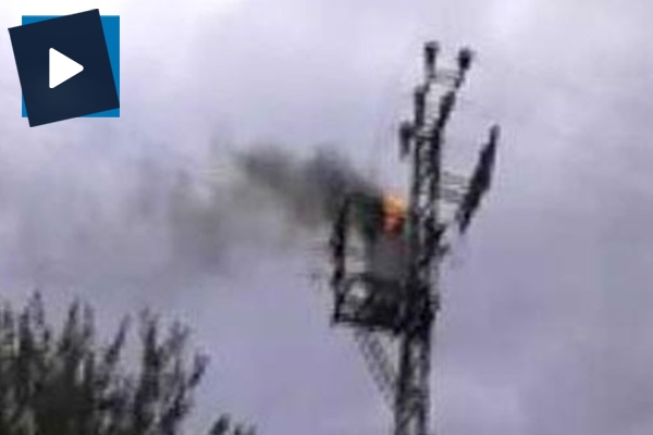 Patlayan trafo alev alarak yandı