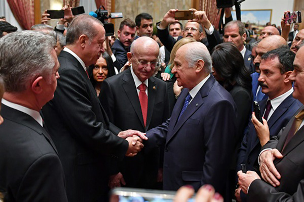 Erdoğan ile Bahçeli arasında rozet diyaloğu