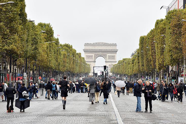 Paris araç trafiğine kapatıldı