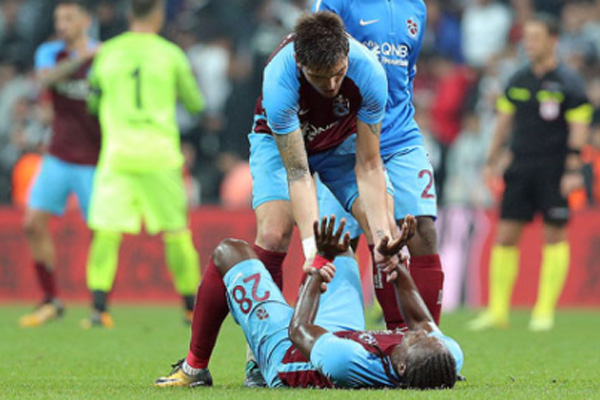 Yıldız futbolcu hastaneye kaldırıldı