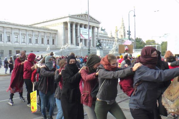 Avusturya'da yürürlüğe giren 'Burka Kanunu' protesto edildi