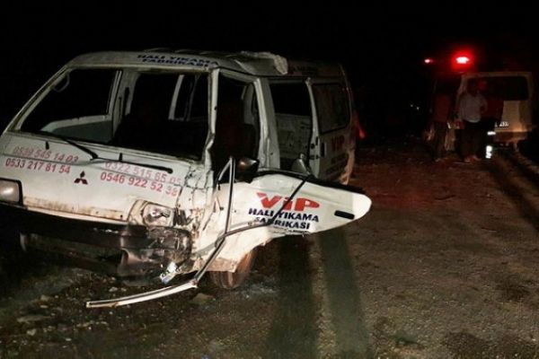 Minibüs ile kamyonet çarpıştı: 11 kişi yaralandı