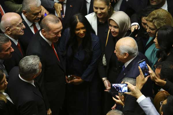 Erdoğan-Bahçeli arasında “Bayrak değişimi” esprisi