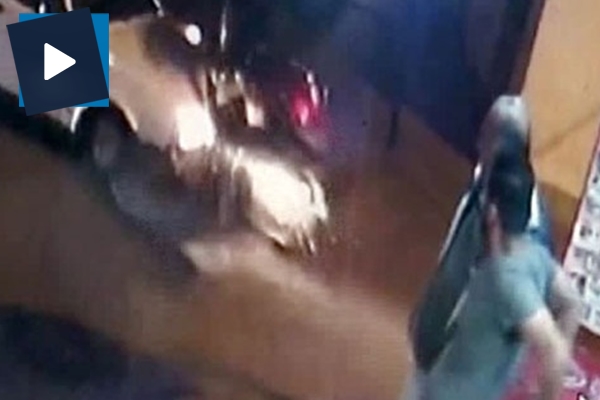 Market önünde bekleyen vatandaşlar kazadan kıl payı kurtuldu