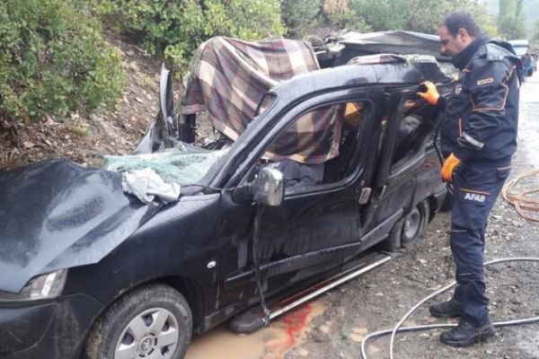 Artvin'de otomobilin üzerine kaya düştü: 3 ölü, 1 yaralı