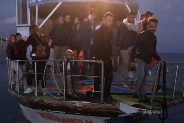 Van Gölü' nde 40 kişi teknede mahsur kaldı