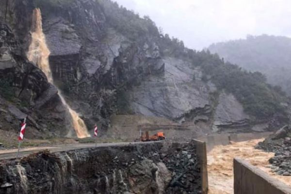 Rize'de heyelan riski nedeniyle çok sayıda ev boşaltıldı