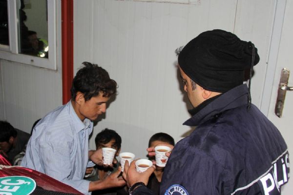 Sivas'ta polis kaçak göçmenlere sıcak çay ikram etti