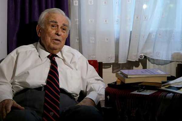 87 yaşında öğretmeyi sürdürüyor