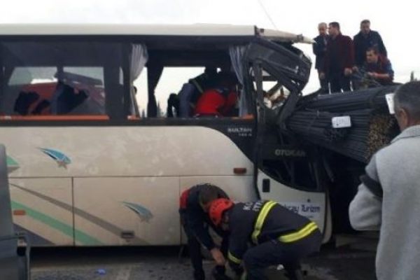 Gebze'de işçi servisi TIR'a çarptı: 14 yaralı