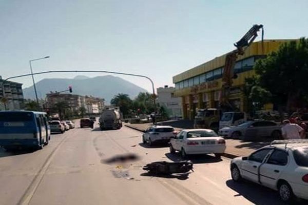 Feci kaza kadın motosikletlinin sonu oldu