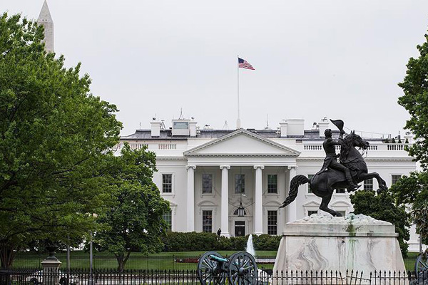 Beyaz Saray: Silahları tartışmanın zamanı değil