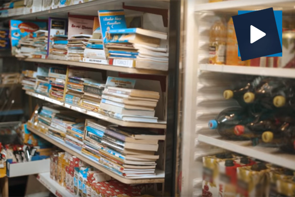 Kitap okuyan çocuklar bu bakkalda istediğini alıyor