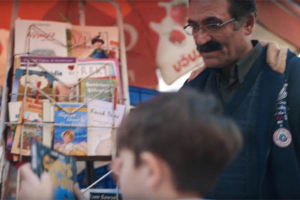 Kitap okuyan çocuklar bu bakkalda istediğini alıyor