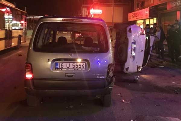 Bursa'da benzinlik duvarına çarpan otomobil devrildi