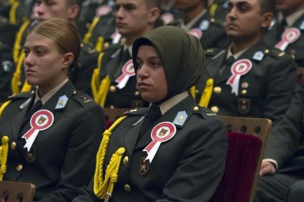 Kara Harp Okulu'nda ilk başörtülü öğrenci