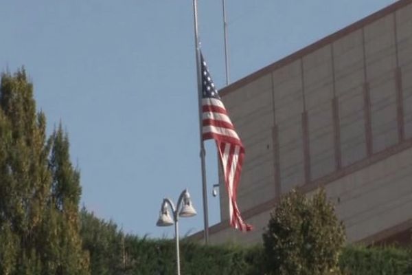 Bayraklar yarıya indirildi