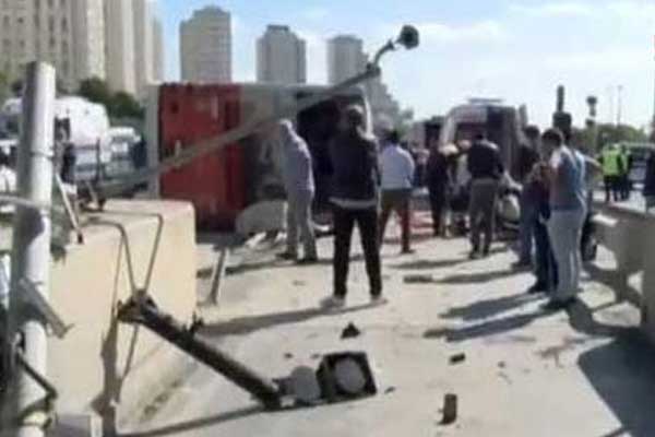Bahçeşehir'de otobüs devrildi!
