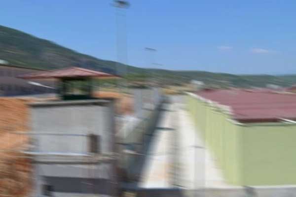 Muş'ta cezaevinde silah aranırken tünel bulundu