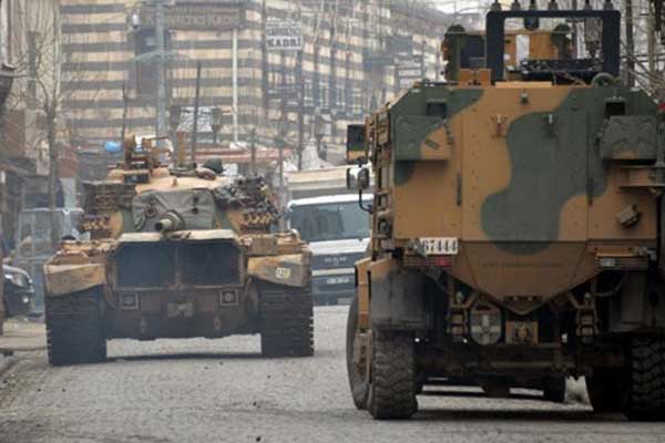 Diyarbakır'da saldırıya uğrayan uzman çavuş şehit oldu