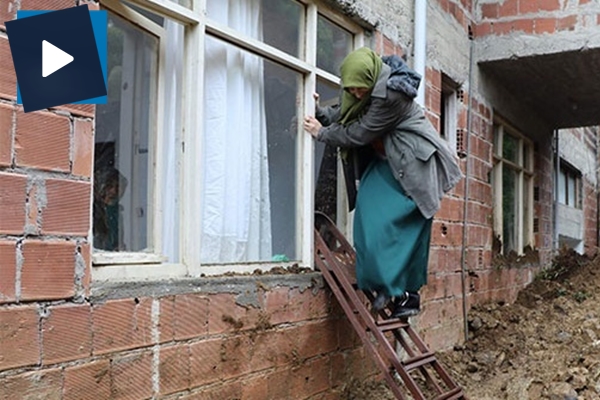 Heyelandan zarar gören evlerine pencereden girip çıkıyorlar