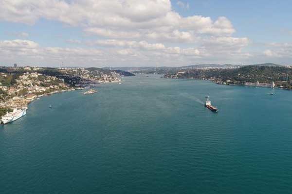 İstanbul Boğazı turkuaz renge büründü