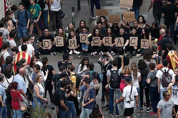 Katalonya'da halk sokağa döküldü!