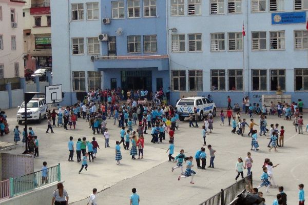 Gaziantep'te ilkokul öğrencisinin çantasında tabanca bulundu