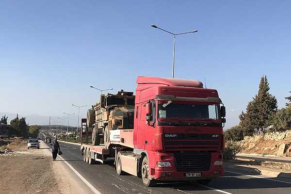 Konteynerler ve zırhlı personel taşıyıcılar sınırda
