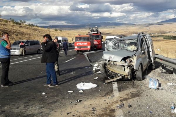 Elazığ-Bingöl karayolunda iki araç çarpıştı 11 kişi yaralandı