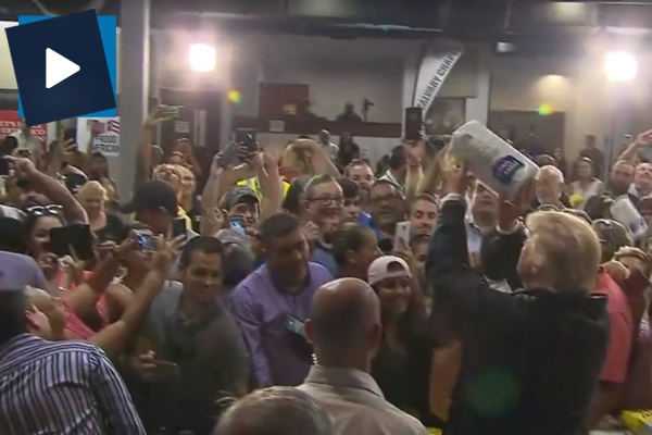 Trump, kasırga mağdurlarına basket atar gibi yardım dağıttı