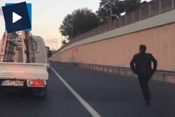 İstanbul'da otobüse yetişmeye çalışan adamın azmi