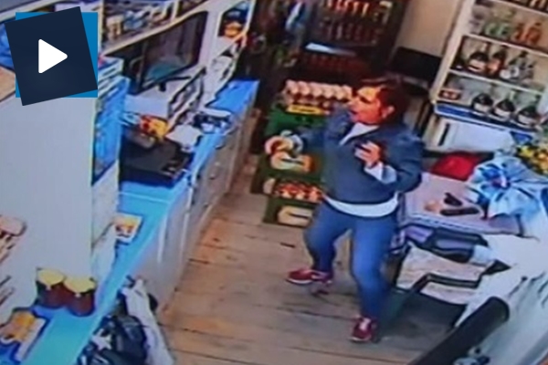 Büfeye giren otomobil kadını eziyordu!