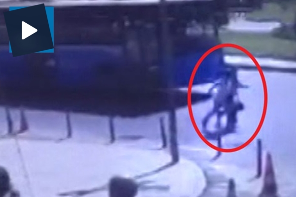 Şişli'de otobüsün altında kalmaktan son anda kurtuldular