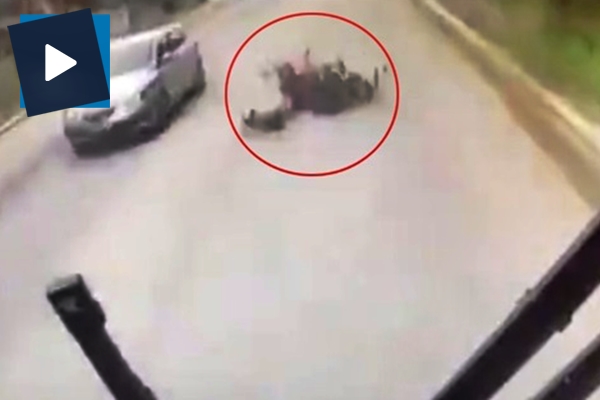 Düşen motorcu otobüsün altında ezilerek can verdi